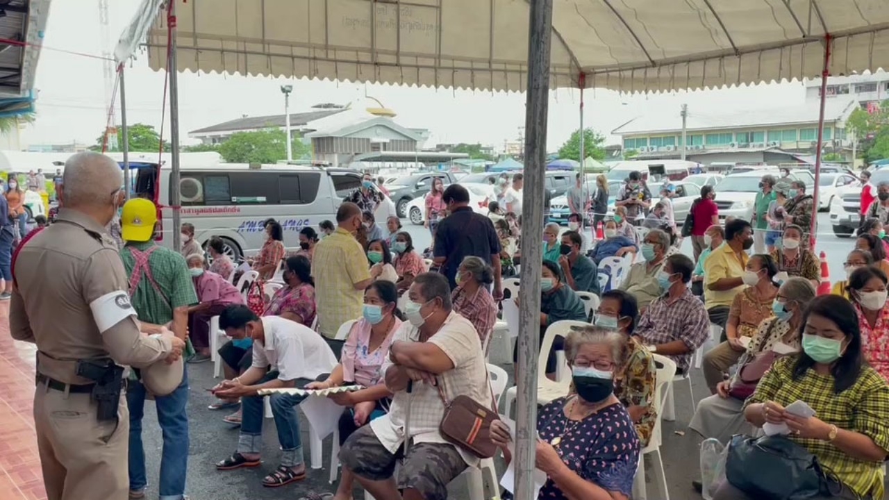 กลุ่มคนสูงวัยแน่นวัดบางพลีใหญ่ รอฉีดไฟเซอร์เข็มแรก มารอคิวตั้งแต่ 2 ทุ่ม (คลิป)