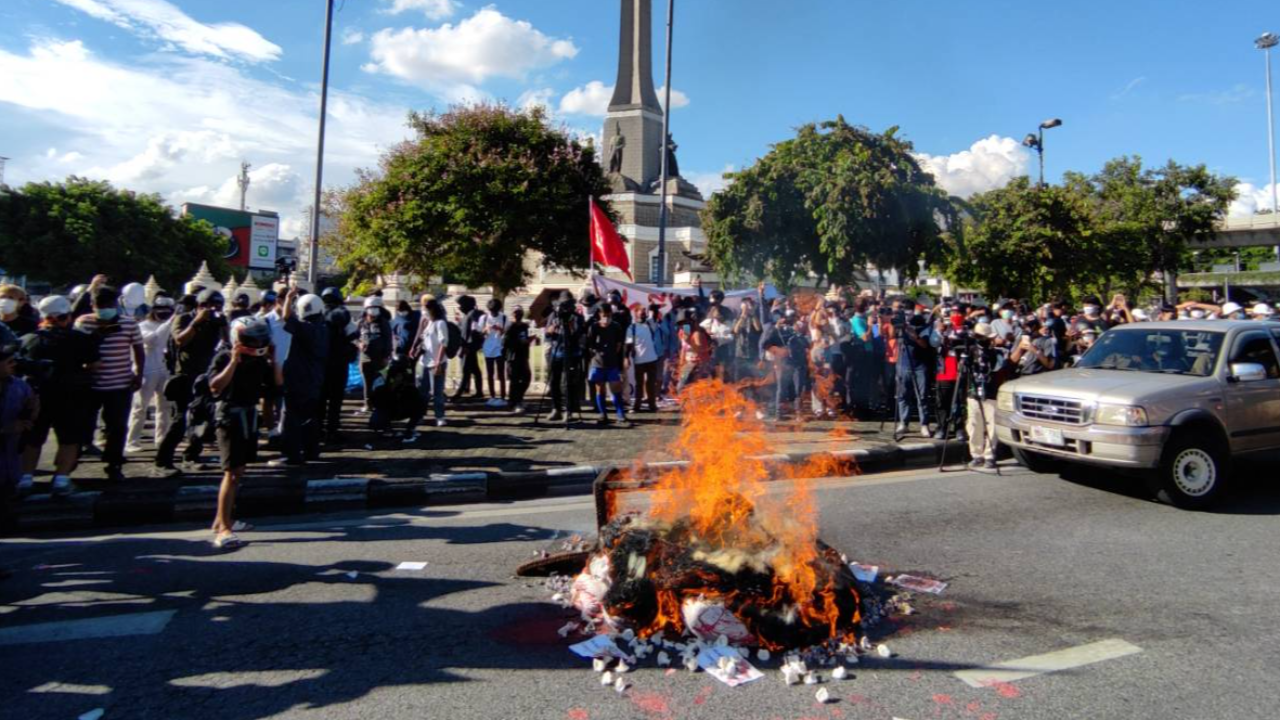ม็อบ "เผาหุ่น-วางดอกไม้จันทน์" ไล่ "ประยุทธ์" เปลี่ยนไปทำเนียบฯ แทน (คลิป)
