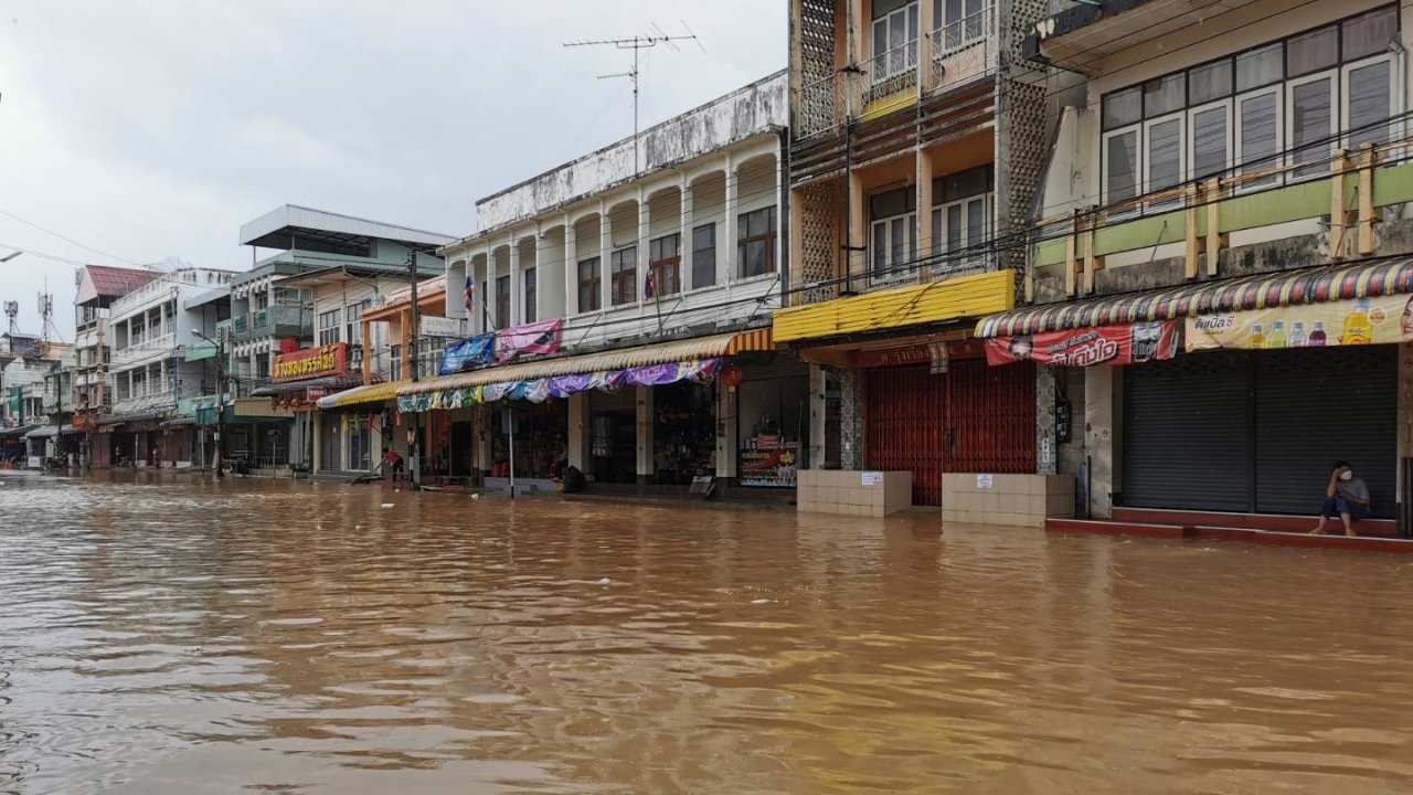 ฝนตกตลอดคืนทำน้ำป่าทะลักท่วมตลาดที่แม่จัน ชาวบ้านรับมือดีไม่เสียหายมาก