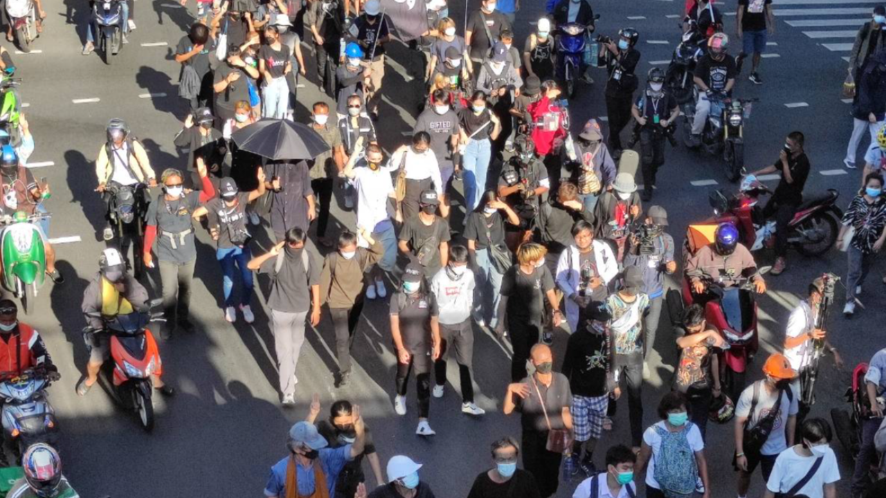 ม็อบทะลุฟ้า มุ่งหน้า ทำเนียบรัฐบาล บอก เพื่อเลี่ยงการปะทะ แยกดินแดง (คลิป)