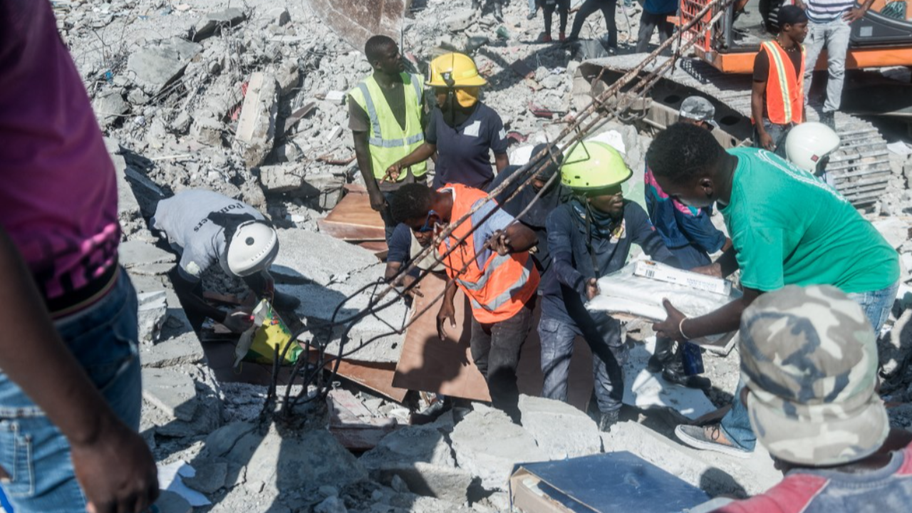 จนท.กู้ภัยเฮติเร่งค้นหาคนติดใต้ซากตึก ยอดเหยื่อแผ่นดินไหวเฮติพุ่ง 1,297ศพ