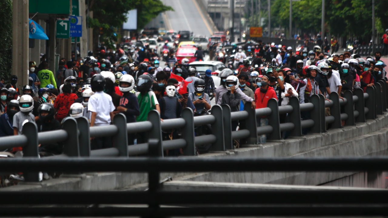 ตร.ยิงแก๊สน้ำตา พร้อมให้ "จีโน่" ปฏิบัติการฉีดน้ำผสมแก๊สน้ำตา สกัดม็อบ (คลิป)