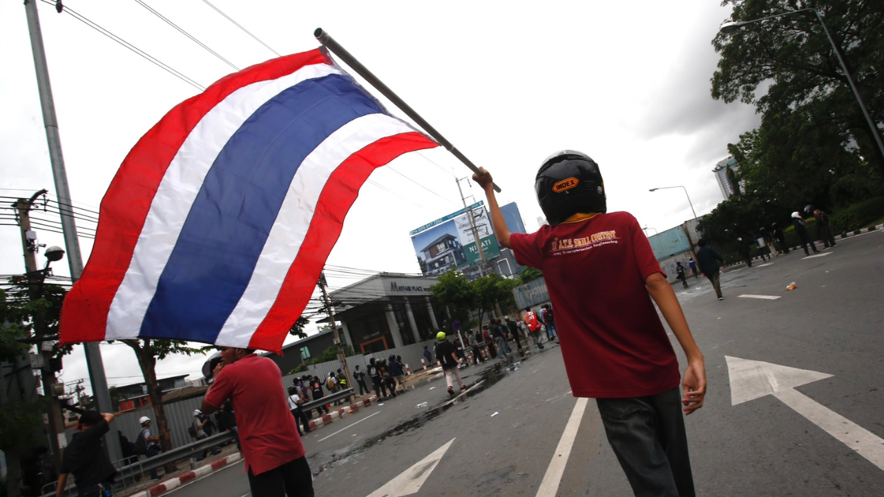 ประมวลภาพที่แยกดินแดง เจ้าหน้าที่ยิงแก๊สน้ำตา ระดมฉีดน้ำสกัดผู้ชุมนุม