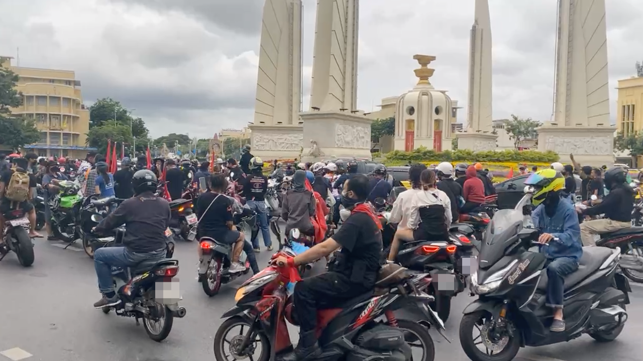 Car Park ทะลุฟ้ากลับถึงอนุสาวรีย์ประชาธิปไตย บีบแตรยาวเท่าเพลงชาติก่อนยุติ