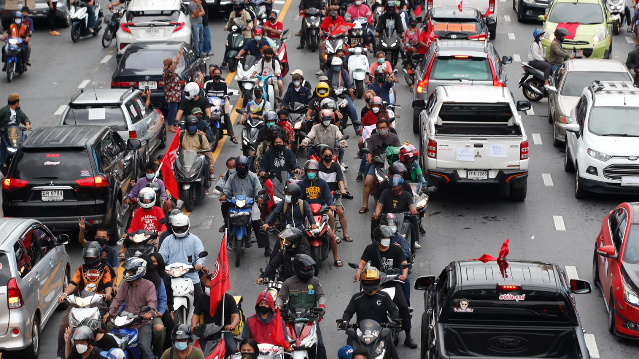ม็อบชู 3 นิ้ว บีบแตรสนั่นแยกราชประสงค์ ไล่นายกฯ ก่อนแยกย้ายกลับบ้านอย่างสงบ
