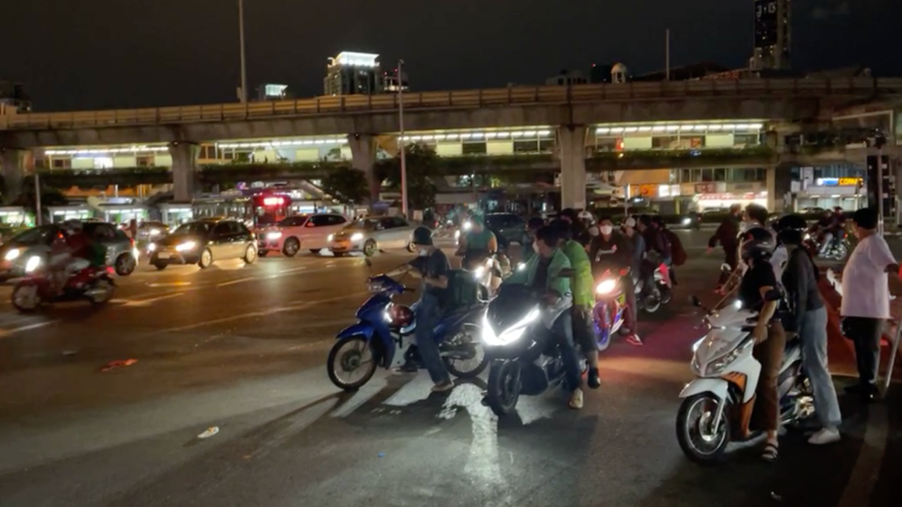 ผู้ชุมนุมทยอยรวมตัวอนุสาวรีย์ชัยสมรภูมิ ตร.เริ่มเข้ากระชับพื้นที่ (คลิป)