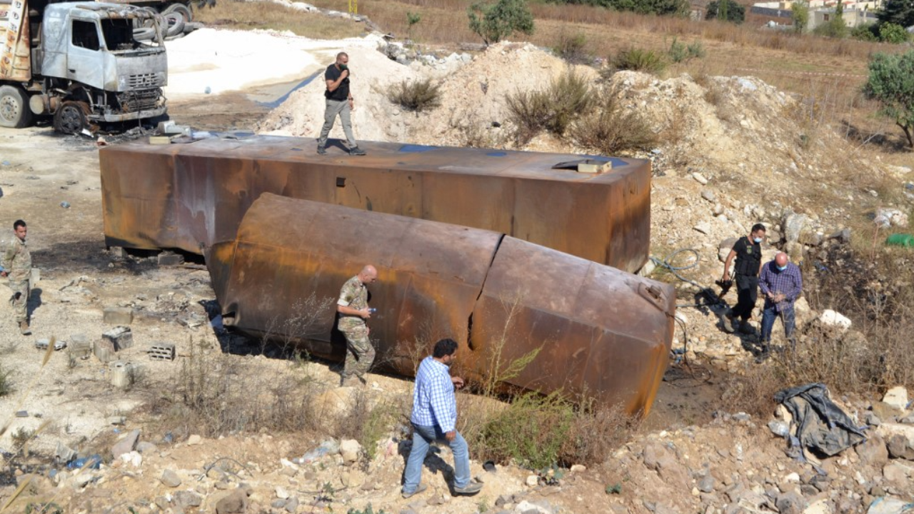 ชาวบ้านเลบานอนแห่ตักน้ำมันจากแทงก์ ก่อนระเบิดตูมสนั่น ดับ 20 ศพ เจ็บอื้อ