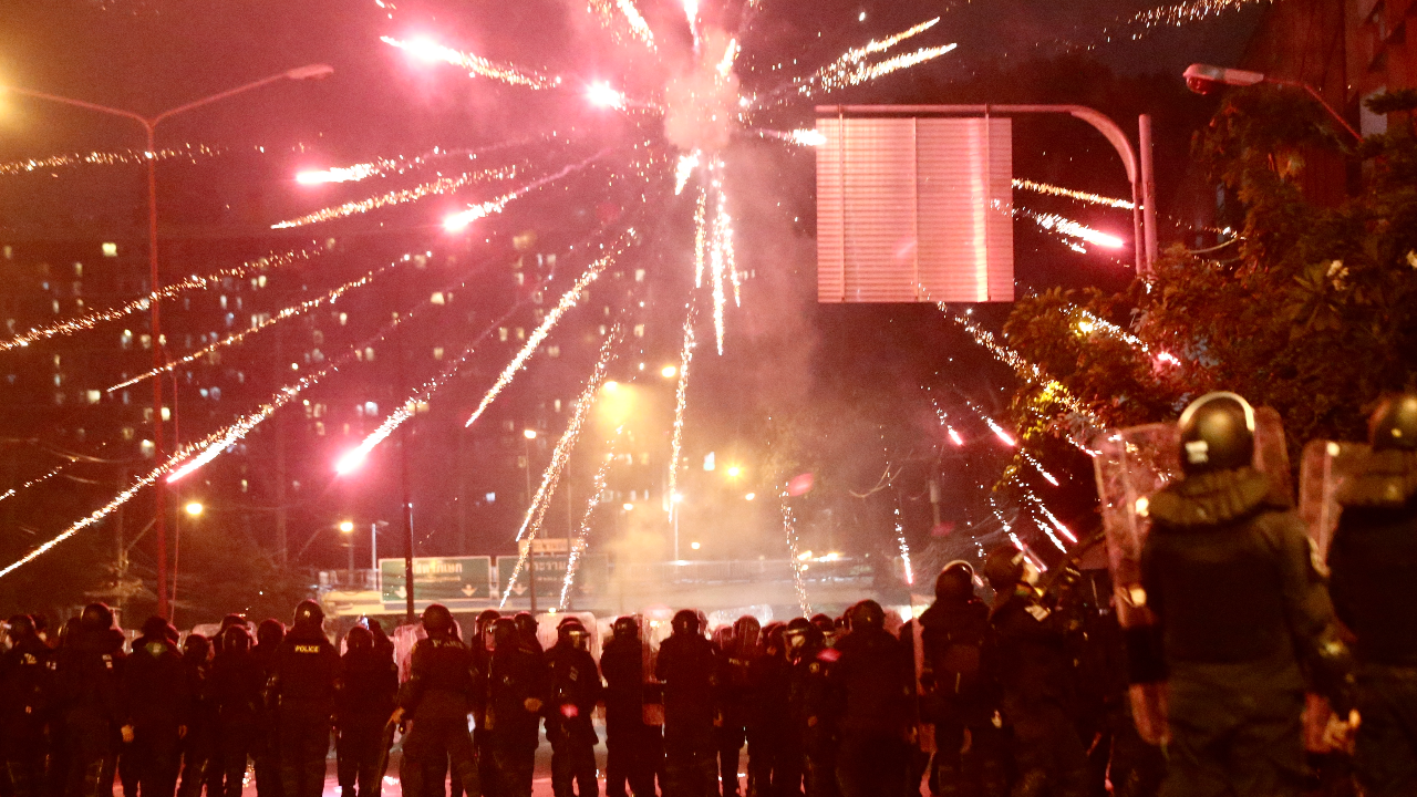 ใกล้เคอร์ฟิว มวลชนยังอยู่แยกประชาสงเคราะห์ ปะทะตอบโต้ควบคุมฝูงชนเป็นระยะ (คลิป)