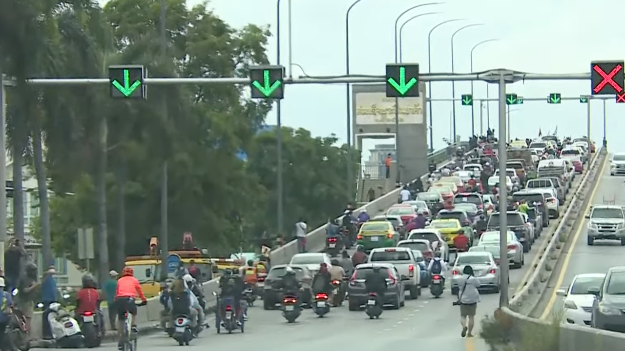 ม็อบ 15 สิงหา จุดอนุสาวรีย์ประชาธิปไตย เคลื่อนขบวนถึงแยกอรุณอมรินทร์