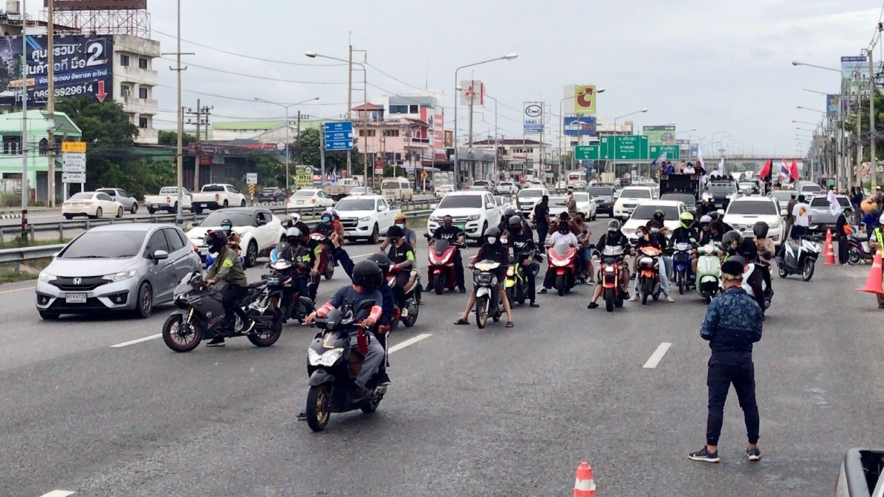 ไทยไม่ทนชลบุรี จัดคาร์ม็อบไล่นายกฯ มุ่งหน้าไปรวมกลุ่มชุมนุมที่กรุงเทพฯ