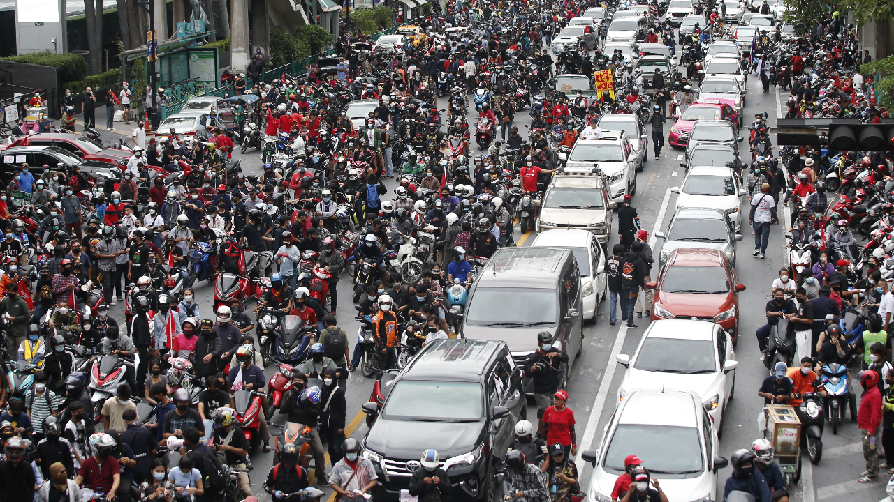 ม็อบคาร์ปาร์ก "ณัฐวุฒิ" เดินทางถึงแยกราชประสงค์อีกรอบแล้ว รอบีบแตรครั้งใหญ่