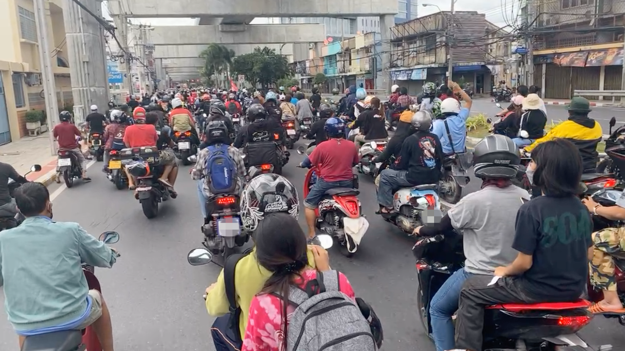 ขบวนกลุ่มทะลุฟ้า มาถึงสะพานพระราม 7 เคลื่อนต่อก่อนกลับไปจุดเริ่มต้น