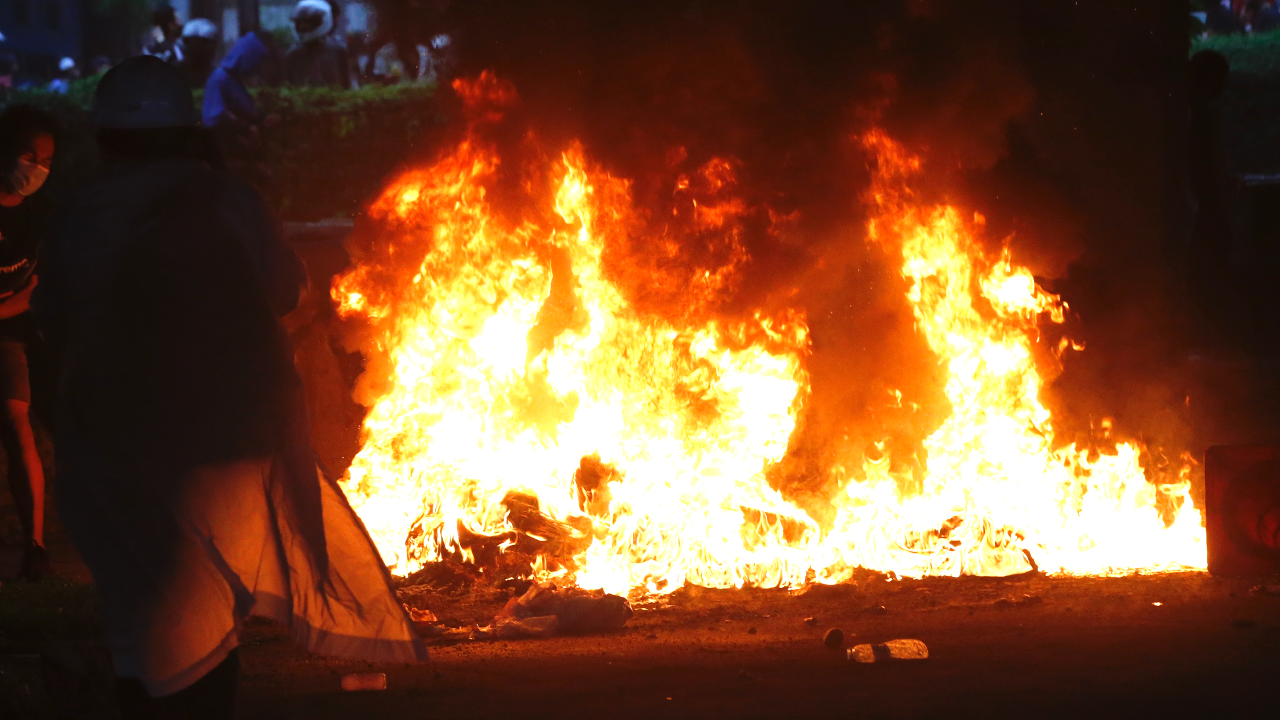 จุดไฟเผา "รถยก-ยางรถยนต์" ใต้ทางด่วนดินแดง วอด ม็อบยังปะทะกับตำรวจ