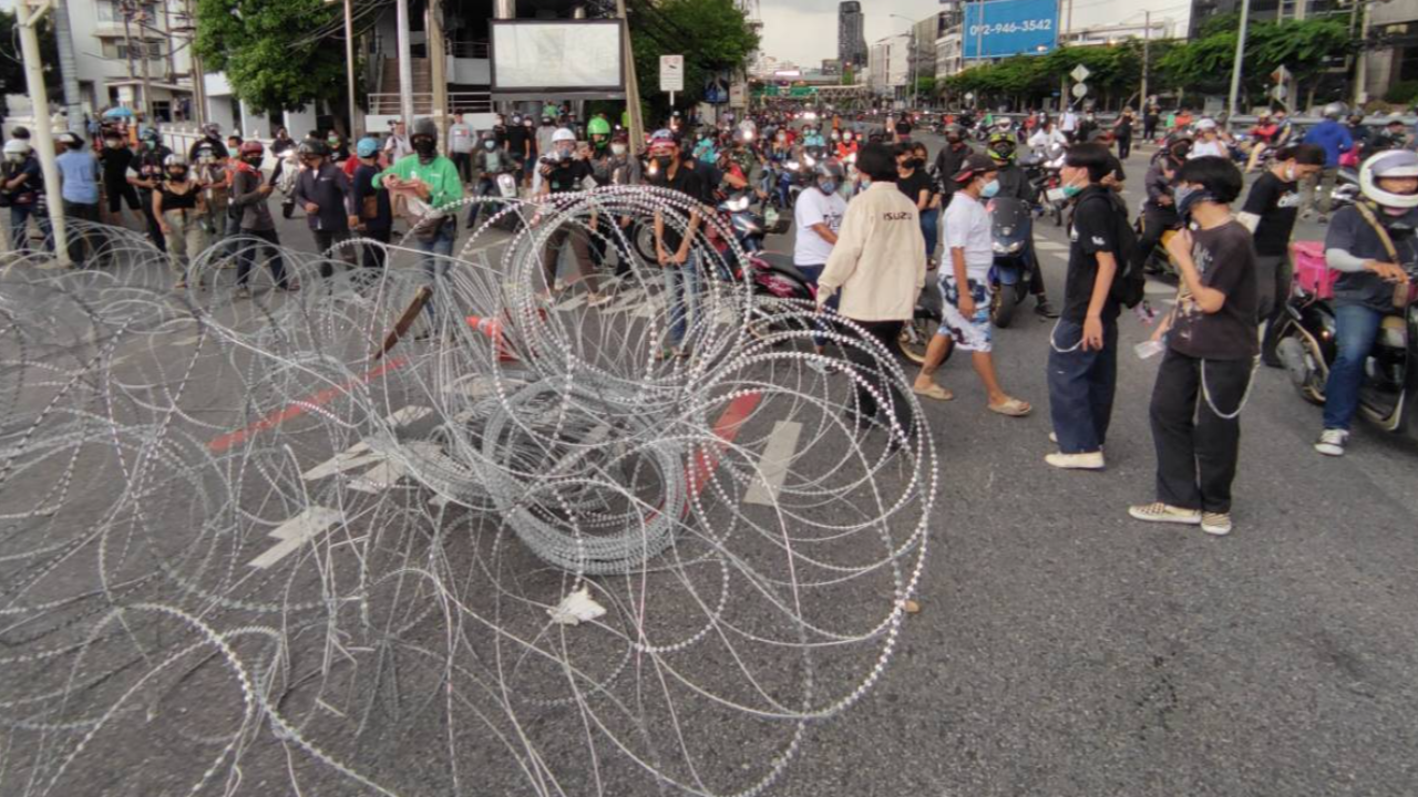 ม็อบยังทยอยรวมตัว สามเหลี่ยมดินแดง ลุย รื้อรั้วลวดหนามหีบเพลงของตำรวจ (คลิป)