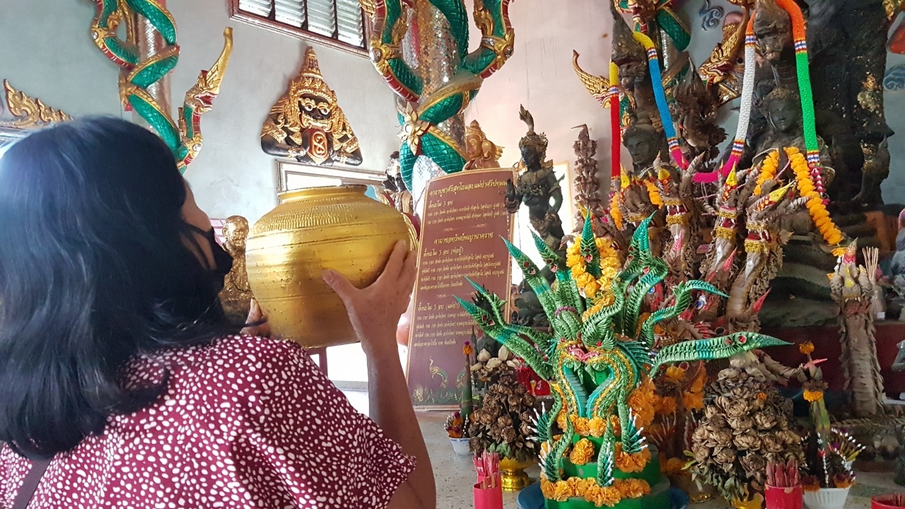 นักเสี่ยงโชคมาขอพร "หลวงปู่ศรีสุทโธ" ไม่ผิดหวังได้ "เลขเด็ด" งวด 16/8/64