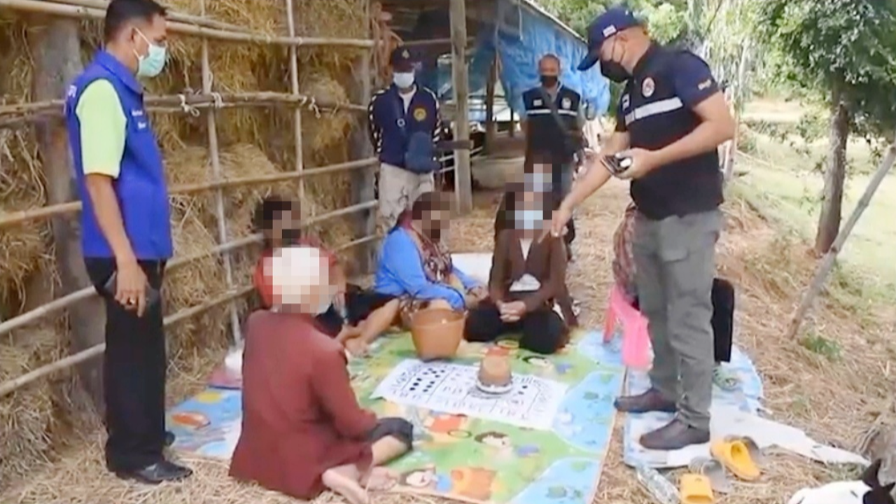 หนีกระเจิง บุกรวบ 6 ผีพนันไฮโล-เซียนวัยดึก "ยาย 86" วิ่งไม่ไหว-ยอมจำนน (คลิป)