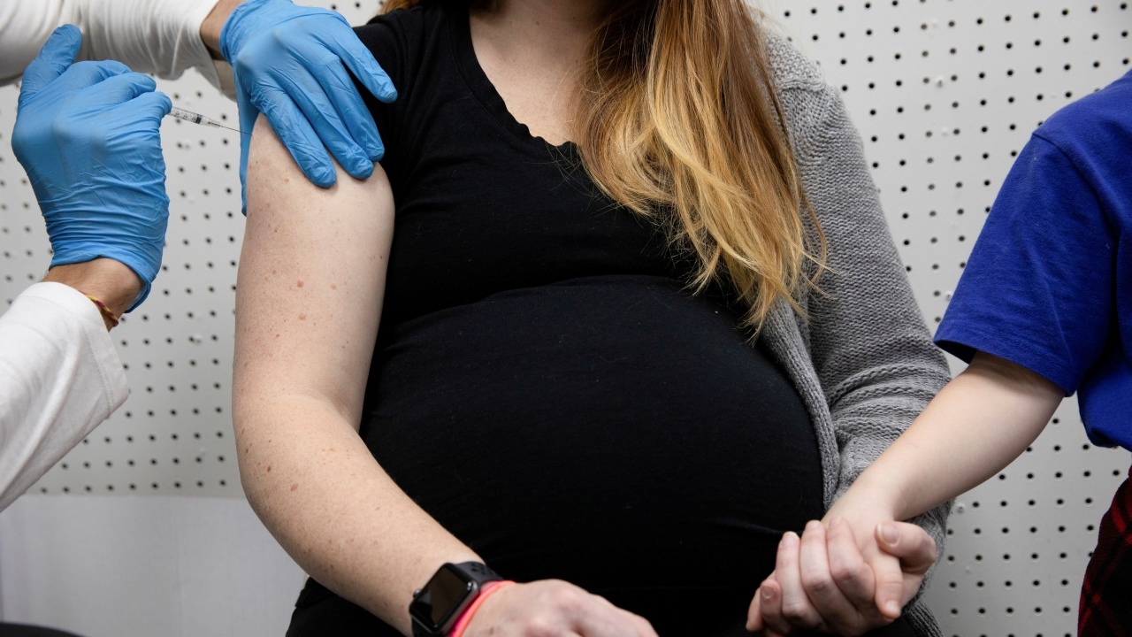 CDC เตือนหญิงท้องควรรีบรับวัคซีนต้านโควิด-19