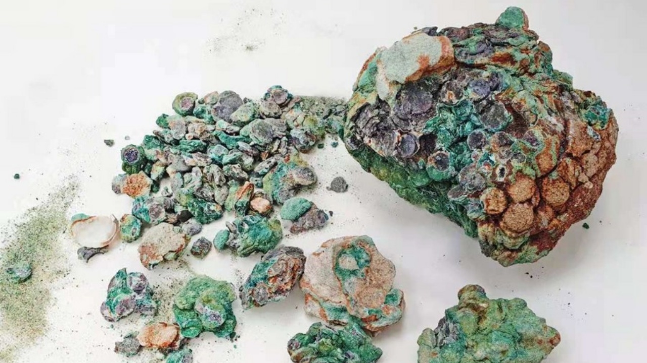 ตะลึง อิสราเอล พบเหรียญโบราณ จับเป็นก้อน เก่าแก่ 1,700 ปี ริมหาด