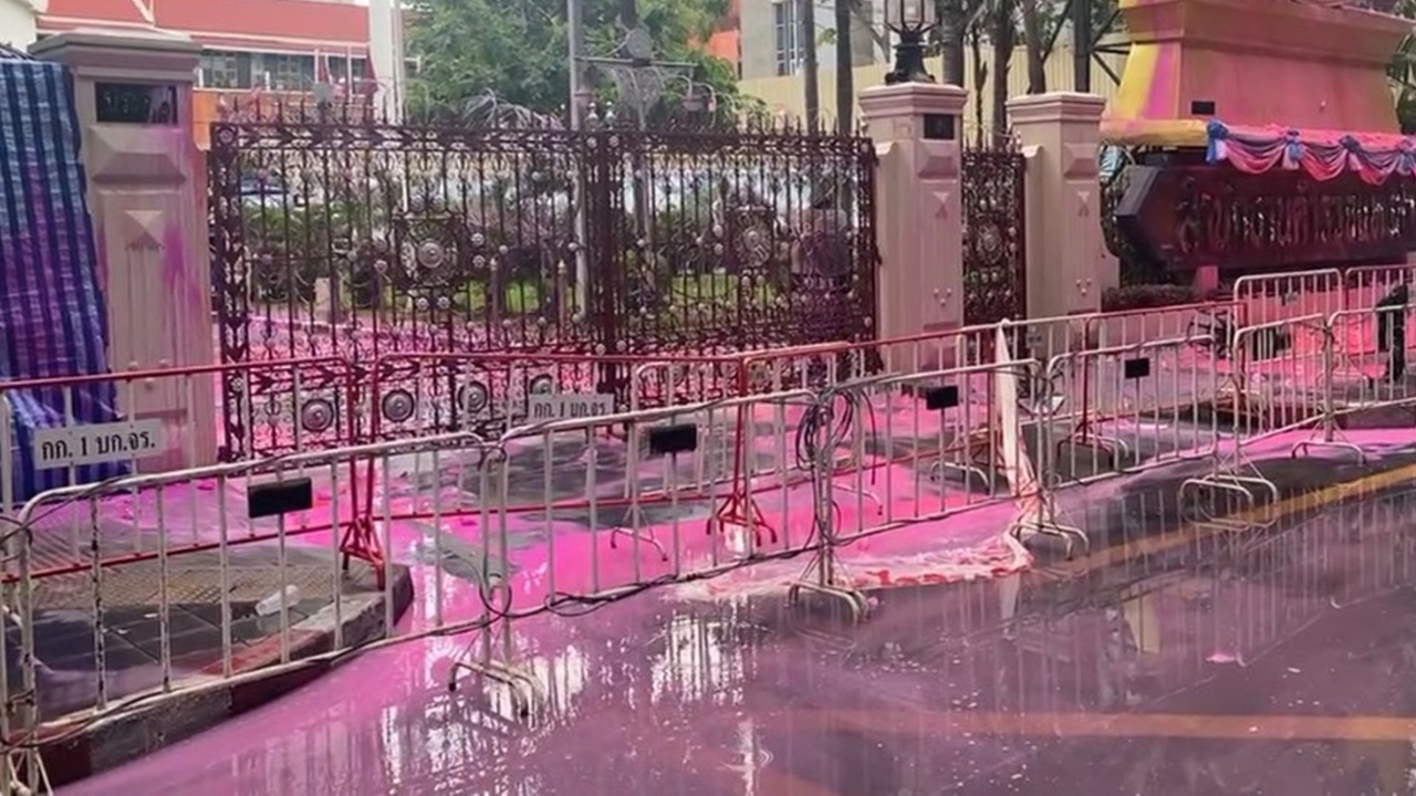 "ม็อบ 17 สิงหา" เริ่มปาสีชมพู ด้านตำรวจใช้รถจีโน่ฉีดน้ำใส่มวลชน (คลิป)