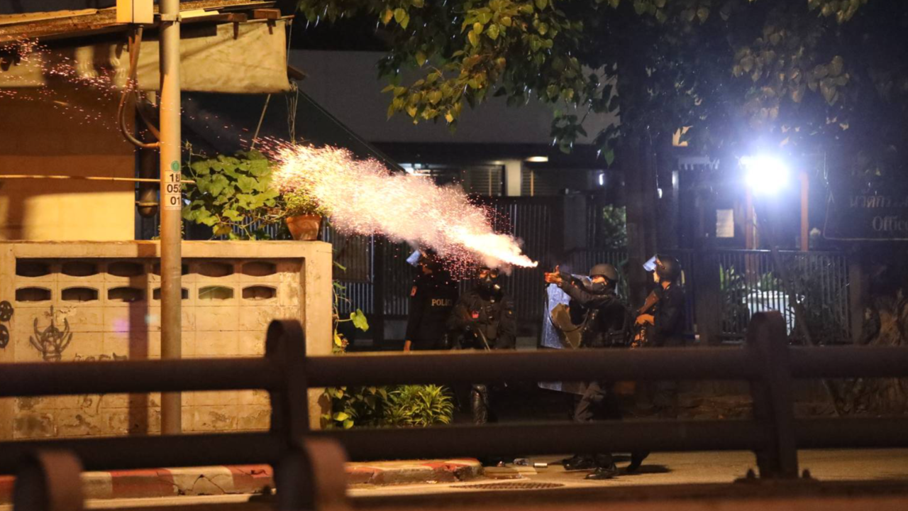 ตำรวจควบคุมพื้นที่แยกสามเหลี่ยมดินแดงได้แล้ว แต่ยังปะทะกับมวลชนต่อเนื่อง (คลิป)