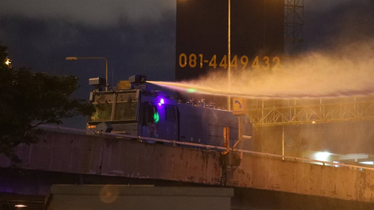 รถจีโน่ ฉีดน้ำผสมแก๊สน้ำตาลงจากทางด่วน มวลชนที่สามเหลี่ยมดินแดงแตกฮือ (คลิป)