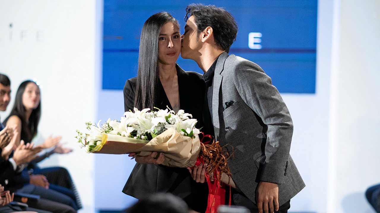 “โต๋” โชว์หวาน “พีค” “ฌอห์ณ” อึ้ง เห็นจูบต่อหน้าใน “หว่อ อ้าย หนี่ เธอที่รัก”