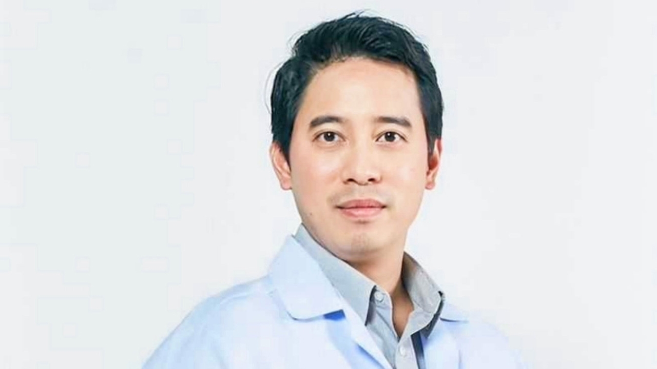 ผศ.นพ.กุลพัชร จุลสำลี อาจารย์ผู้มุ่งมั่นกับการรักษาผู้ป่วย สอนนักศึกษาแพทย์