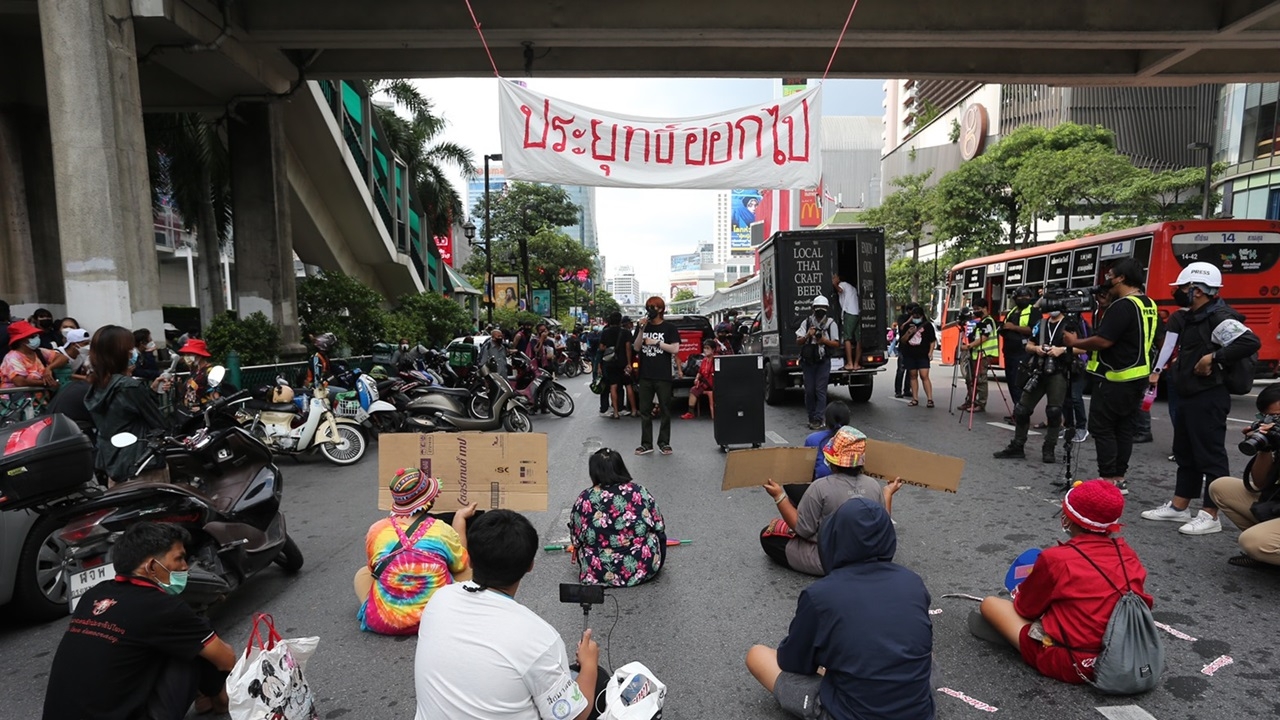 ม็อบ 17 สิงหา เคลื่อนขบวนแล้ว มุ่งหน้าจากราชประสงค์ไปสำนักงานตำรวจแห่งชาติ