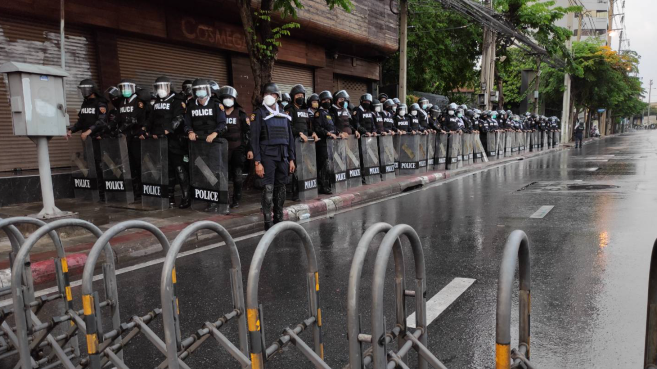 แยกดินแดงเริ่มเปิดแนวคอนเทนเนอร์ - มวลชนยิงพลุใส่ คฝ.ที่อนุสาวรีย์ชัยฯ (คลิป)