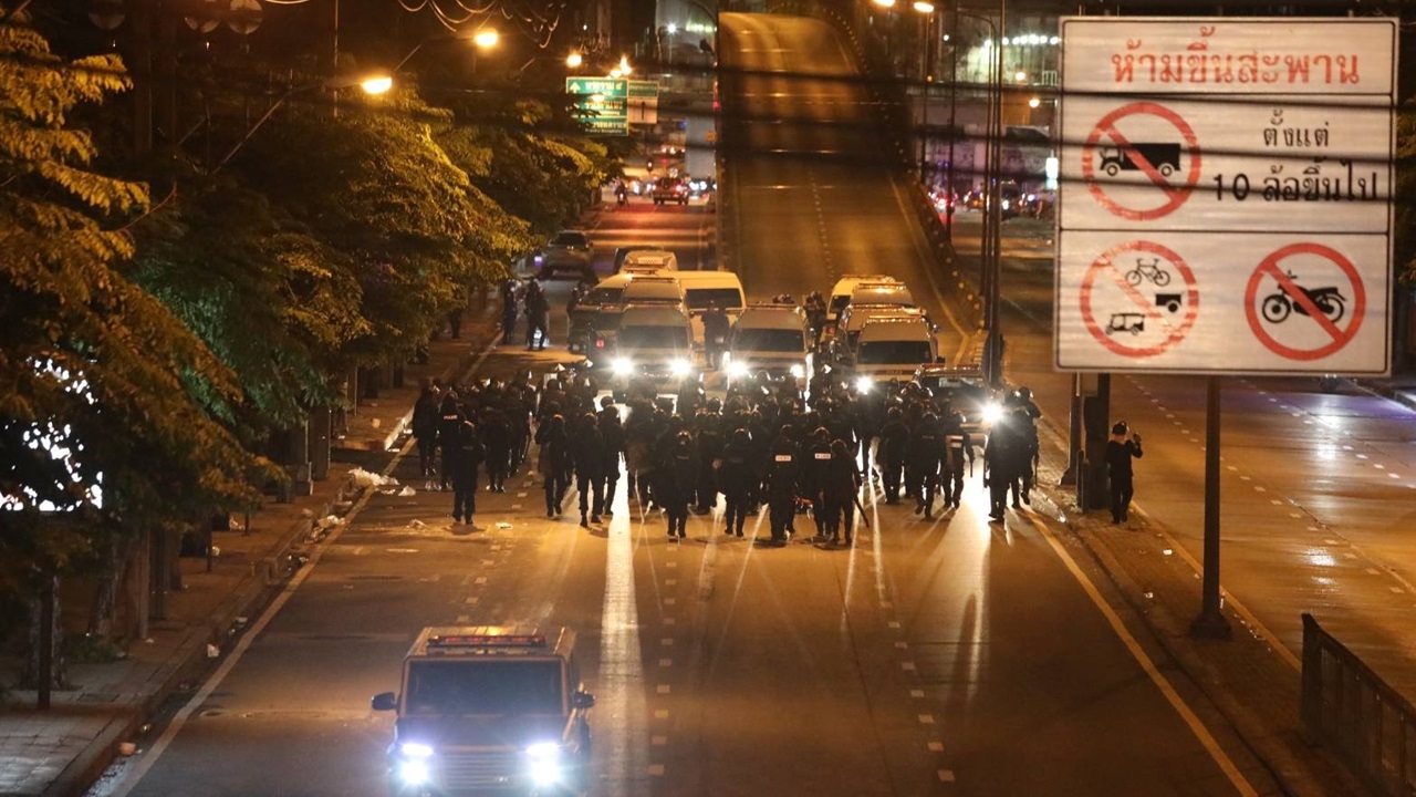 มวลชนแยกย้ายแล้ว เจ้าหน้าที่เคลียร์พื้นที่ดินแดงกลับสู่ภาวะปกติ