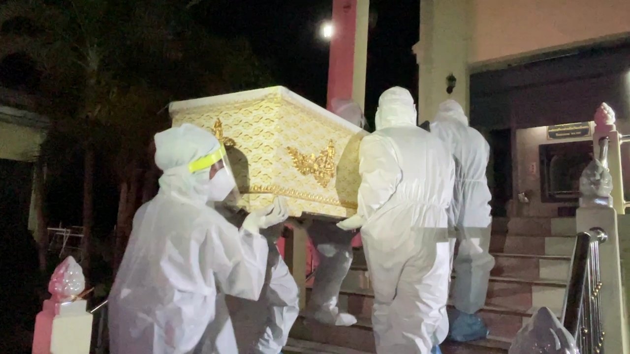 หนุ่มกตัญญูรถไฟชนดับ ผลตรวจศพติดโควิด พระสวดเสร็จต้องเป็นสัปเหร่อเผาแทน