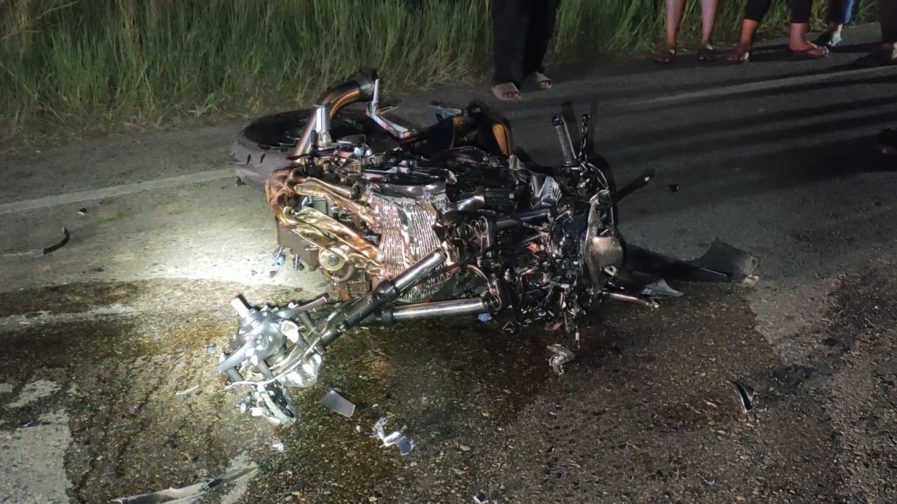 หนุ่มบิ๊กไบค์พาสาวซ้อน หลุดโค้งชนกระบะ ดับทั้งคู่คาทางเข้าเขื่อนห้วยหลวง