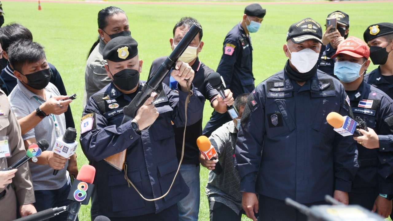 คฝ.สาธิตยิงแก๊สน้ำตา แนววิถีโค้ง ยันไม่อันตราย สื่อย้อนถาม ซุ่มยิงบนทางด่วน