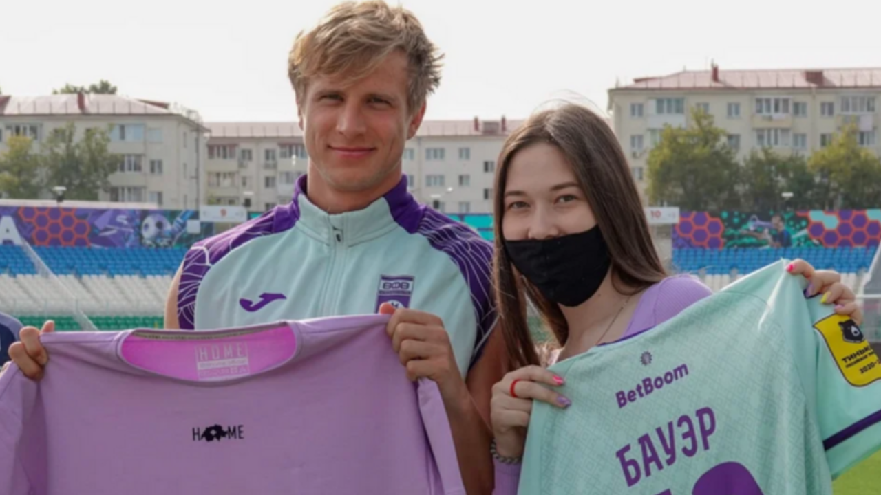 ความพยายามสูง แฟนบอลสาวรัสเซียลงทุนแก้ผ้าเพื่อขอเสื้อนักเตะ