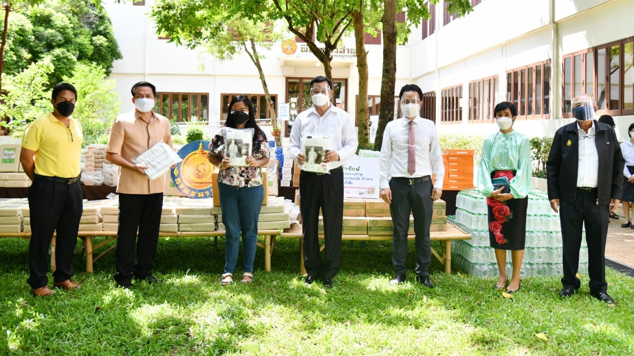 "ยุทธนา" ลุยชุมชนบางลำพู มอบชุด PPE ฟ้าทะลายโจร ช่วยฝ่าวิกฤติโควิด