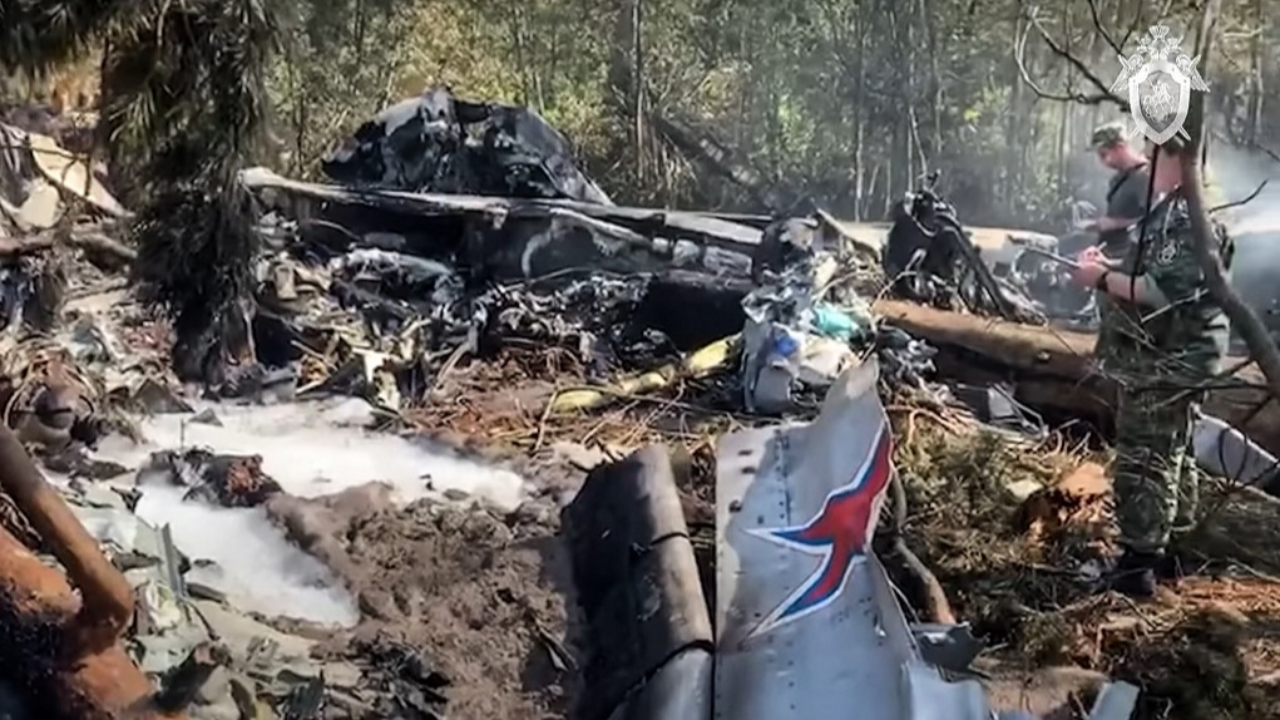 ระทึก เครื่องบินขนส่งต้นแบบกองทัพรัสเซีย ไฟลุกไหม้กลางอากาศก่อนตกดับ 3 ศพ(คลิป)