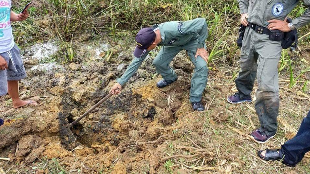 ชาวบ้านผวา พบลูกกระสุนปืนใหญ่ไร่ข้าวโพด EOD รีบเก็บทำลายทิ้ง (คลิป)