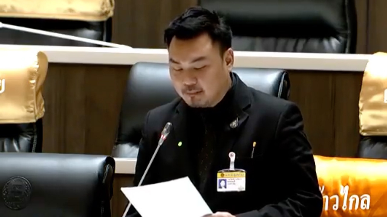 ส.ส.ก้าวไกล โชว์หลักฐาน "ตนเอง-ผู้ช่วย ส.ส." ไร้ อภิสิทธิ์ ฉีดไฟเซอร์ 