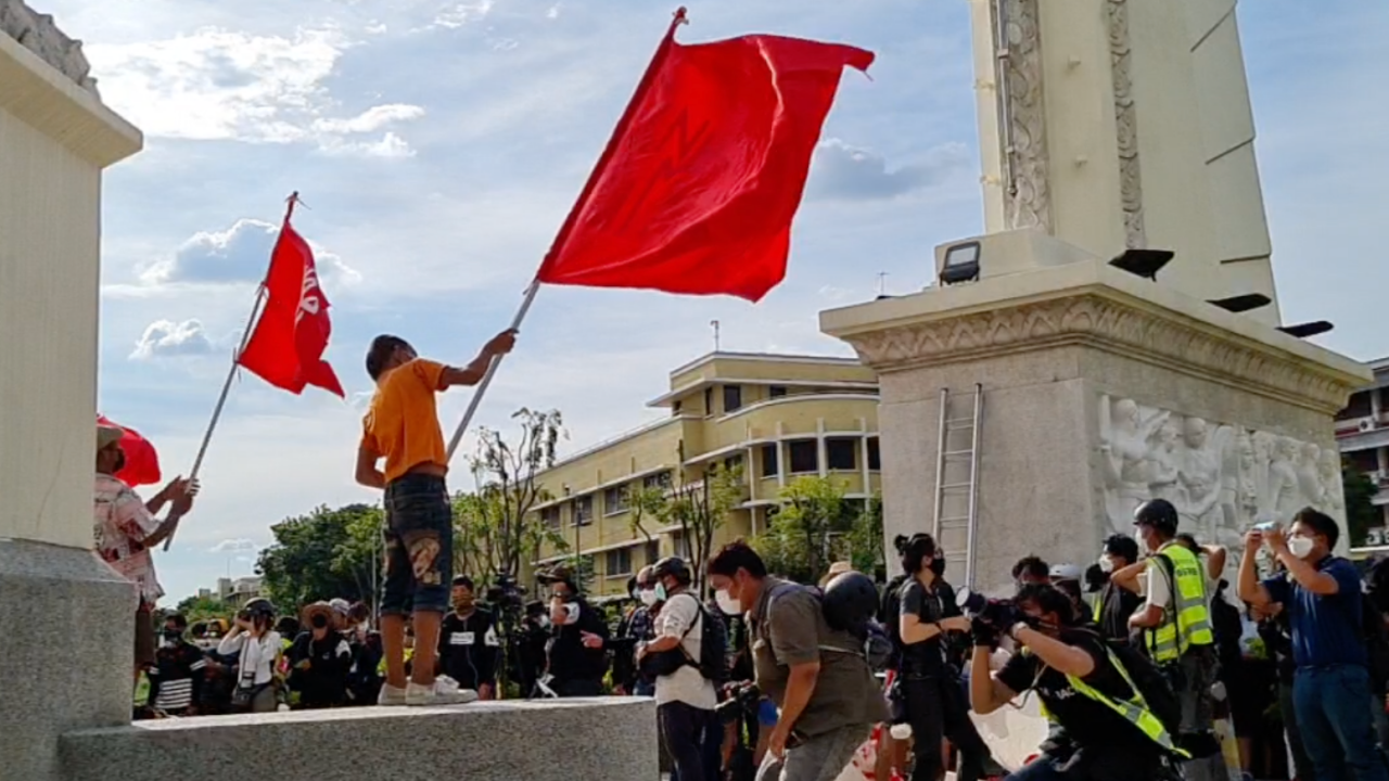 ผู้ชุมนุม "ม็อบ 18 สิงหา" ทยอยรวมตัวทำกิจกรรมที่ "อนุสาวรีย์ประชาธิปไตย" แล้ว
