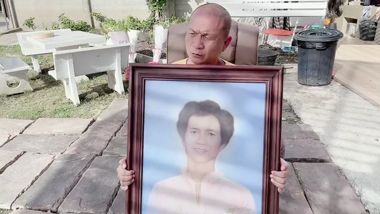 หม่ำ จ๊กมก นั่งกอดรูปแม่สุดคิดถึง ย้อนคิดถึงอดีตเคยคิดว่าแม่ไม่รัก 