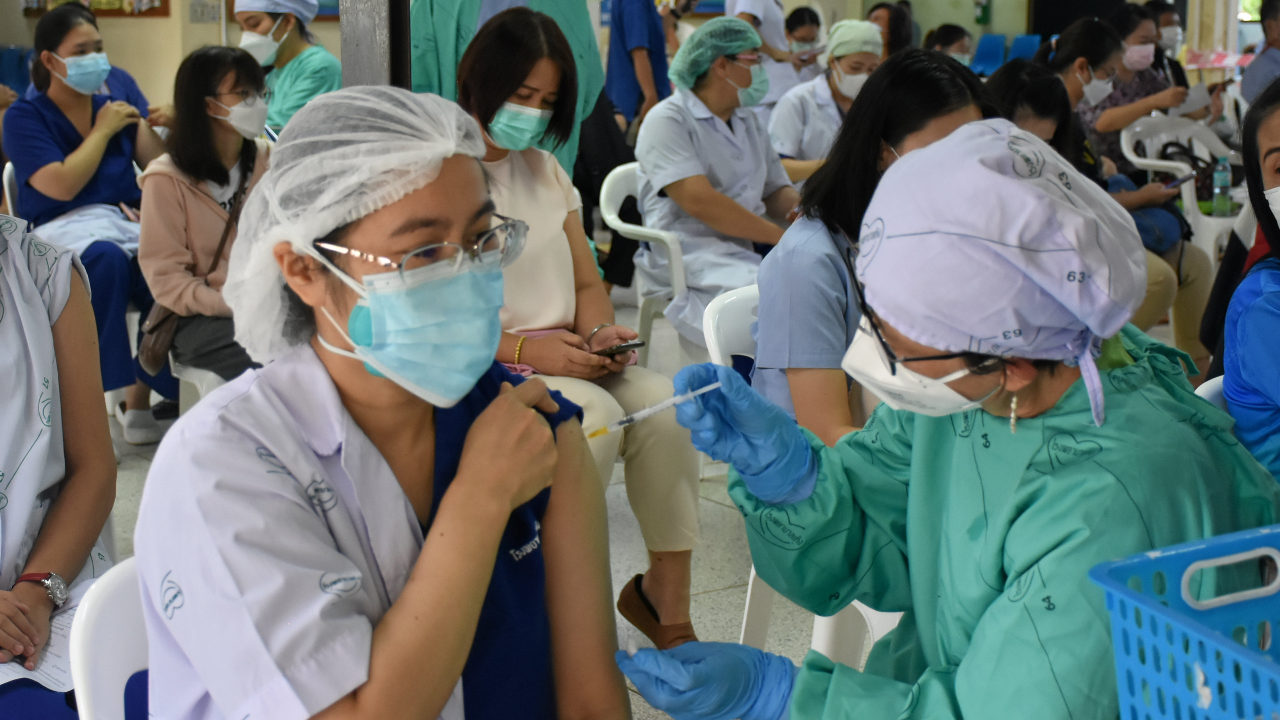 ยังไม่พบรายงานอาการไม่พึงประสงค์ไฟเซอร์ ส่วนแอสตราเซเนกา เจอมากสุด 2,606 คน