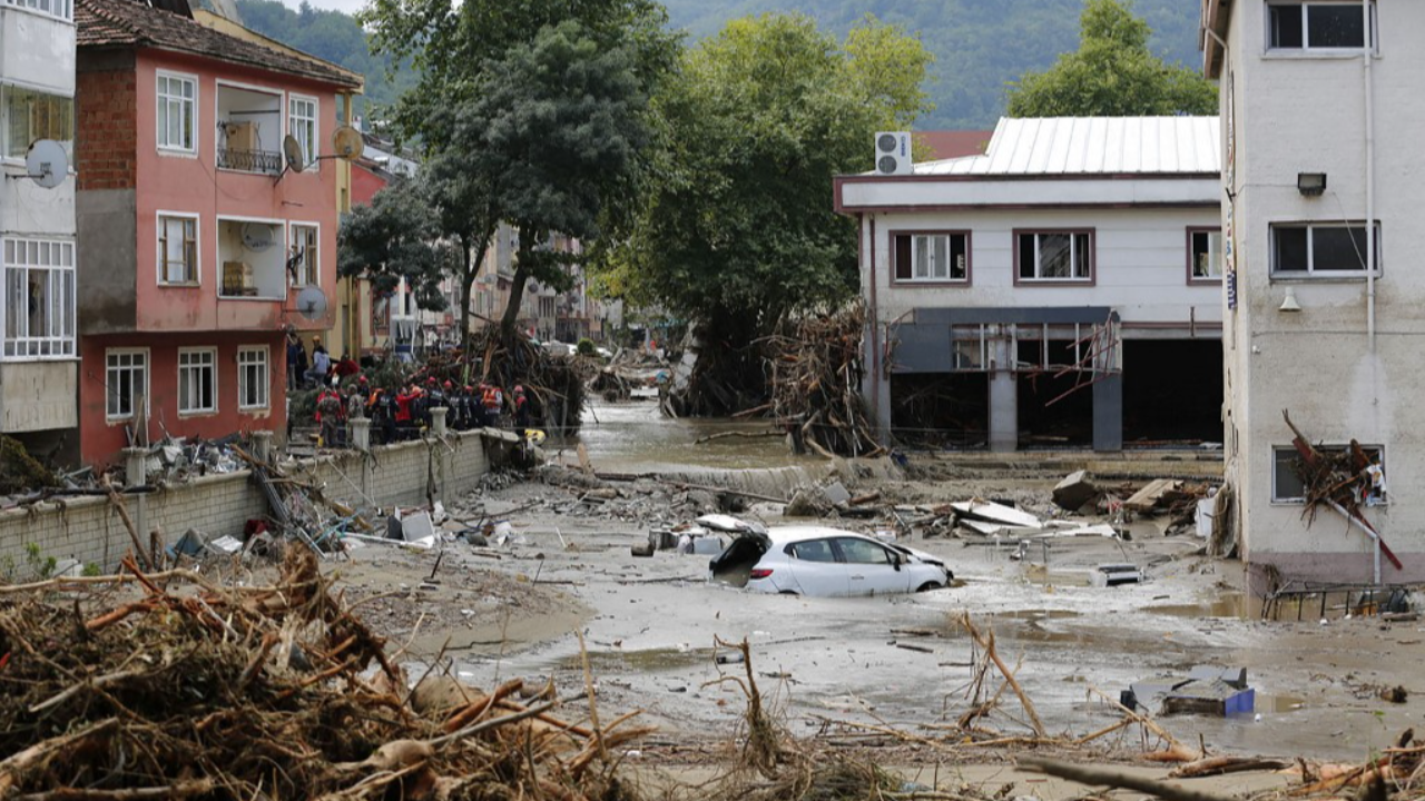 ตุรกีอ่วม น้ำท่วมซ้ำดับแล้วอย่างน้อย 17 ศพ ขณะที่ไฟป่ายังไม่ดับ