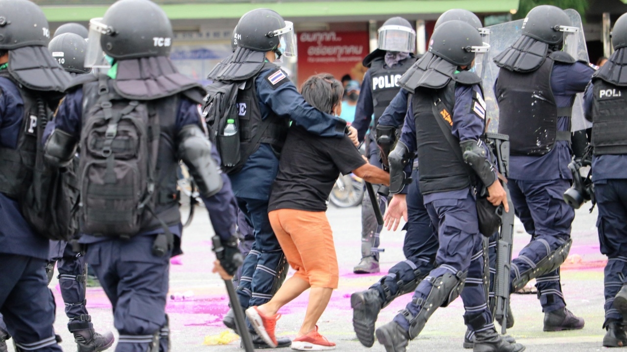 ตร. นำ "ป้าเป้า" พร้อมพวกกลุ่มทะลุฟ้า ฝากขังต่อศาล พร้อมค้านประกัน