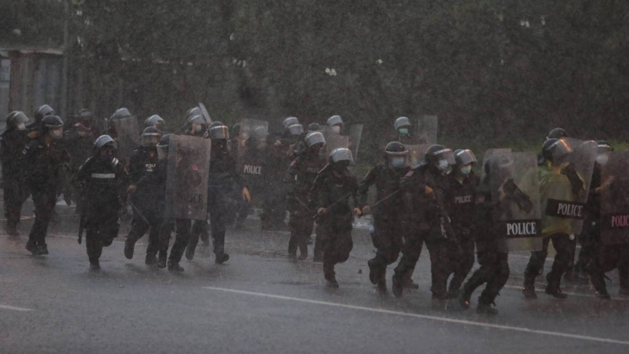 ชุดควบคุมฝูงชนพร้อมจีโน่เข้ากระชับพื้นที่แยกดินแดง ใครฝ่าฝืนจับกุมทันที