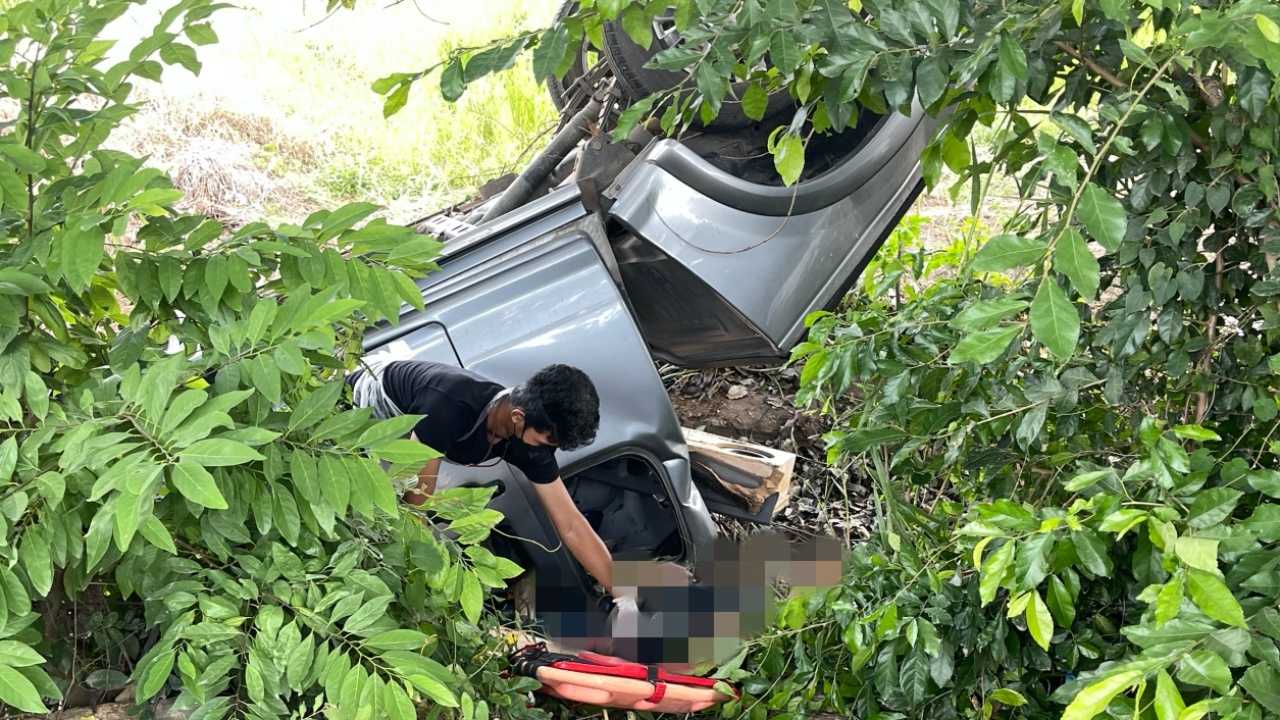 ปิกอัพบรรทุกคนงาน กลับจากตรวจโควิด ลงถนนชนต้นไม้ ตาย 3 บาดเจ็บ 6