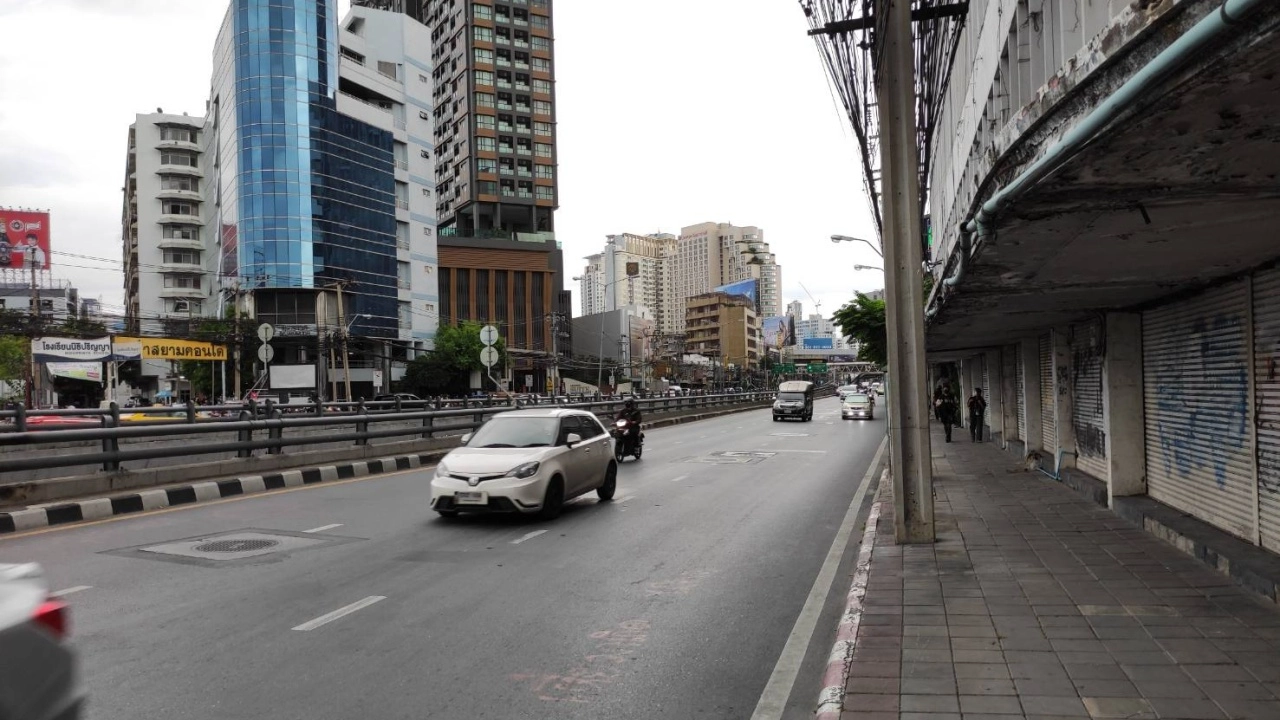 วัยรุ่นทะลุแก๊ส พักชุมนุมแยกสามเหลี่ยมดินแดง นัดร่วมม็อบทะลุฟ้า 28 ส.ค.