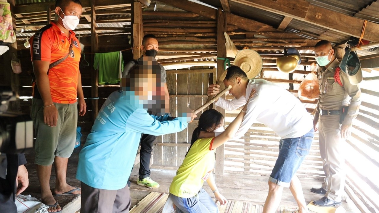 ตร.บ้านผือ คุมพ่อเลี้ยงทำแผนฆ่าฟันหัวลูกทรพีแทงแม่ดับ ปมขอแบ่งสมบัติ