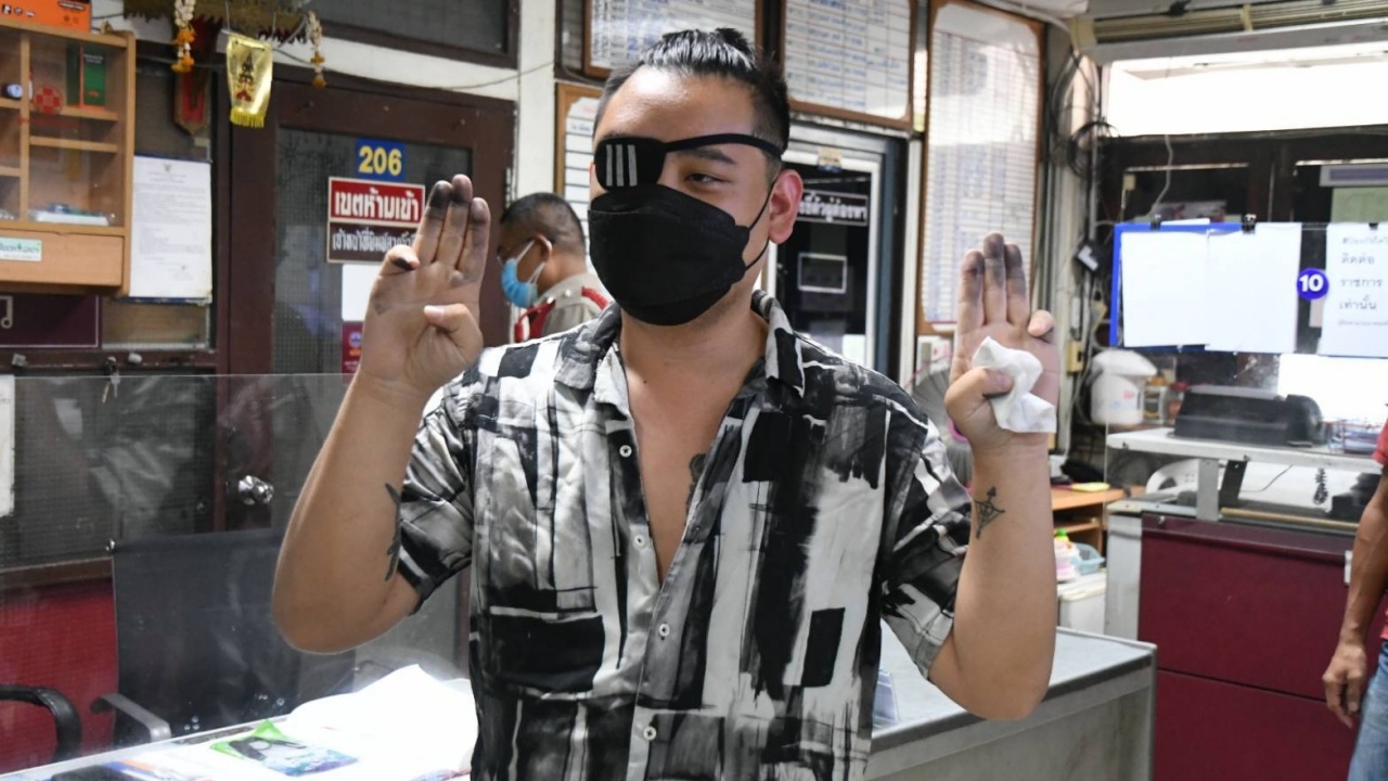 ปฏิเสธทุกข้อหา ไฮโซลูกนัทพบตำรวจ คดีชุมนุม "คาร์ม็อบ สมบัติทัวร์"