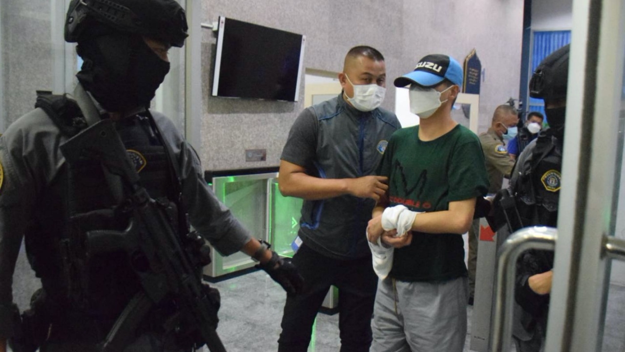 ชุดหนุมาน คุม ผกก.โจ้ กลับนครสวรรค์ เผยนาทีมอบตัว มี "เก๋งสีขาว" มาส่ง