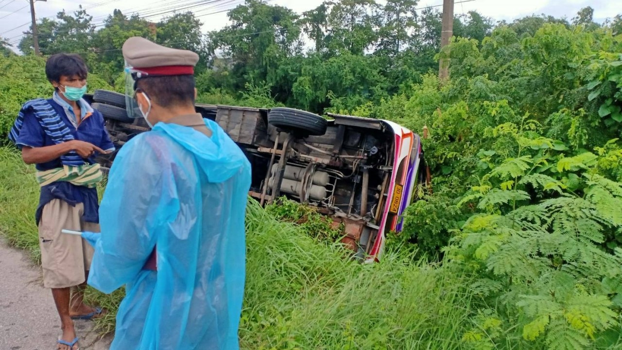 รถบัสส่งคนงานเสียหลักคว่ำที่อยุธยา เจ็บ 13 ราย คนขับอ้างพวงมาลัยขัดข้อง